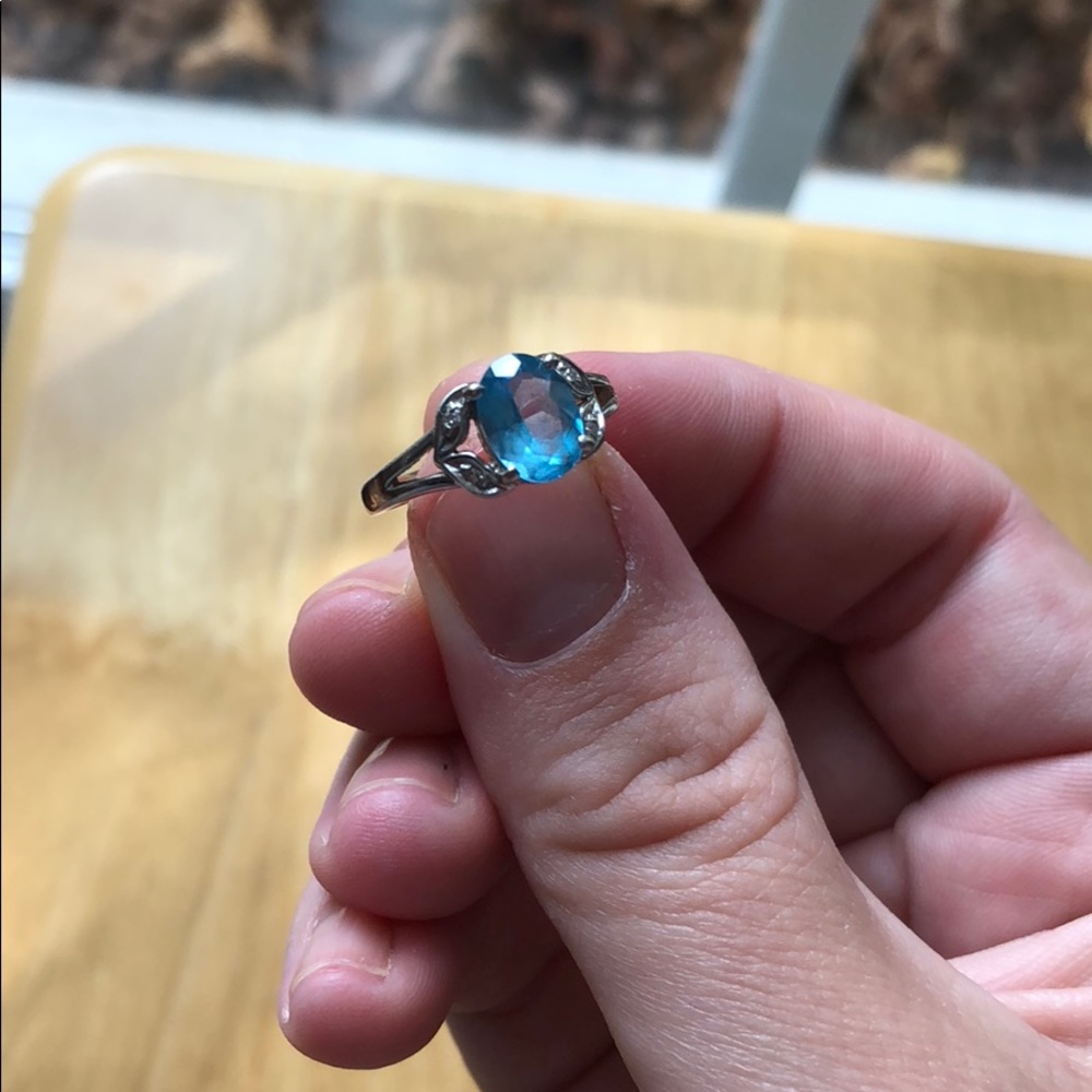 Cute, fun aquamarine ring! Size 5